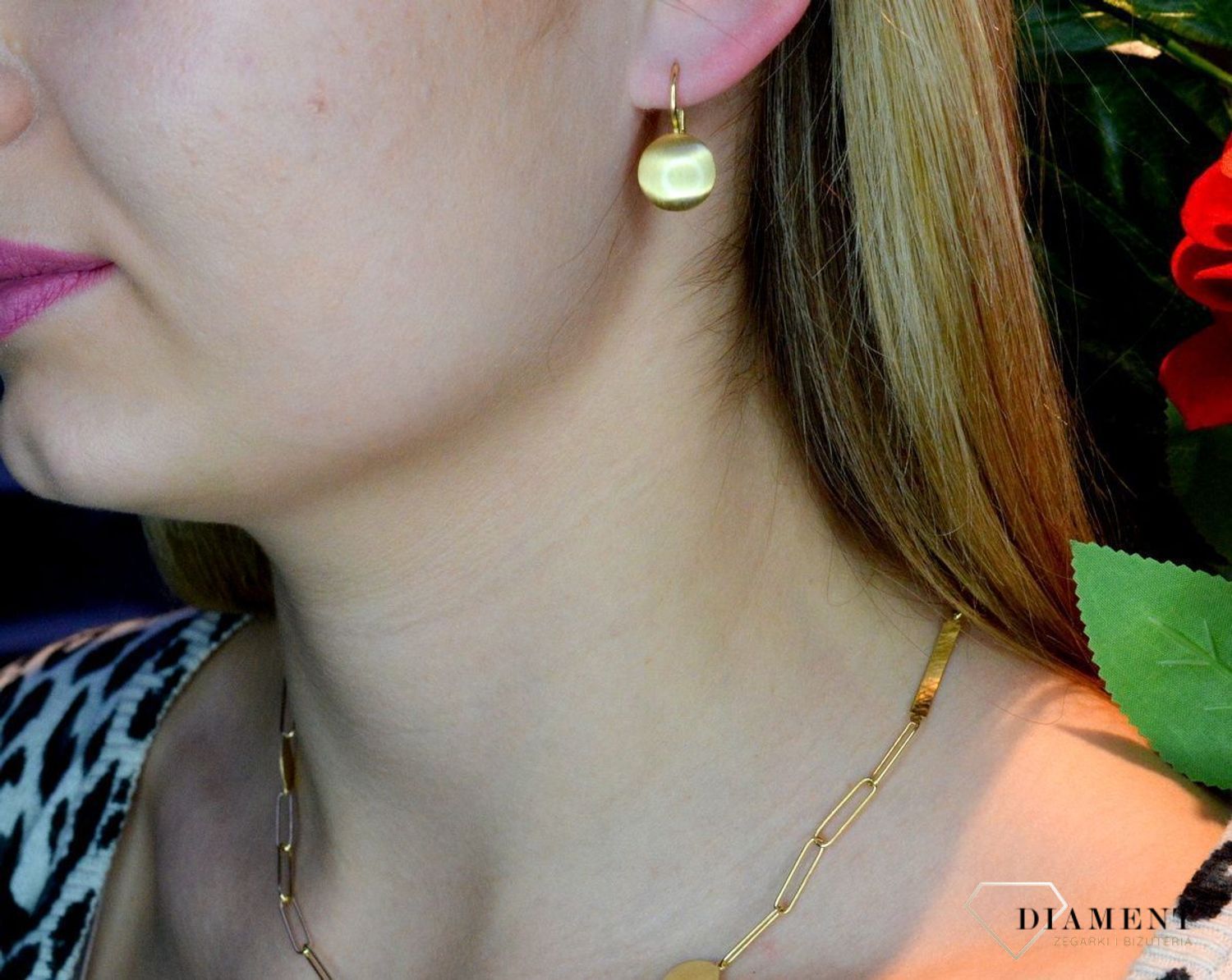 Srebrne kolczyki wiszące pełne kółeczka pozłacane OR AQ Z310220.  Delikatne kolczyki wykonane z najwyższej jakości srebrna próby 925 w złotej kolorystyce. Kolczyki w minimalistycznym stylu, wpisujące się w obecne trendy.jpg